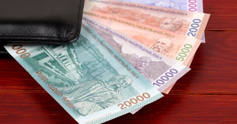 Țara care înlocuiește bancnotele vechi cu unele noi, pentru a opri răspândirea Covid-19