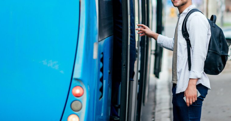 Un bărbat întors din Italia acum 2 zile cu simptome de Covid-19 se plimba nestingherit cu autobuzul prin București