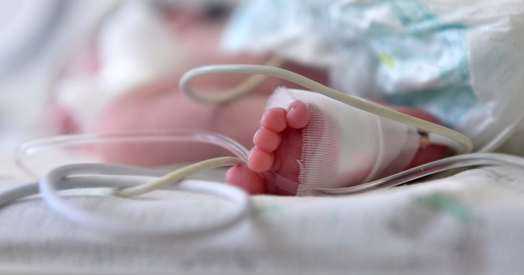 O mamă cu un bebeluș bolnav de coronavirus avertizează: "Nu este de joacă! Și copiii voștri pot lua!" Stați în case!