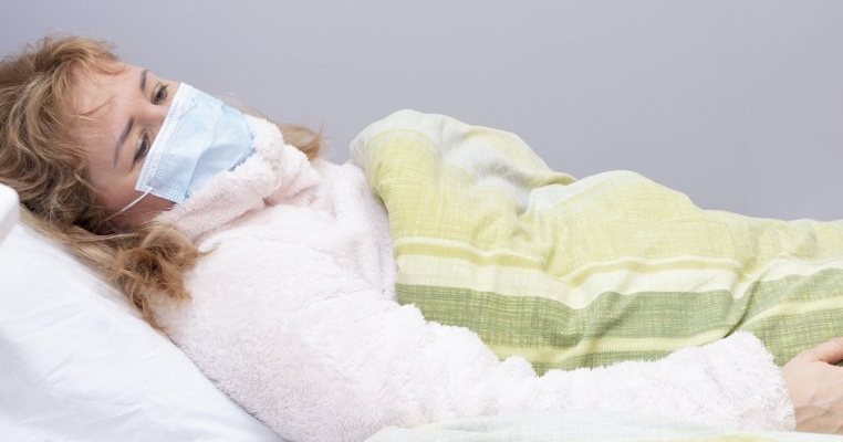 Această mamă lucra în spital, s-a îmbolnăvit de COVID-19 și a murit acasă! Au găsit-o întinsă pe jos, cu copilul plângând la căpătâiul ei