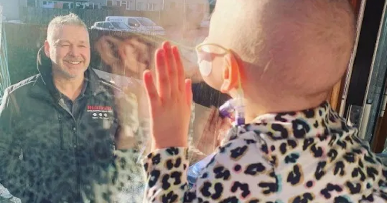 Imaginea sfâșietoare a unei fetițe bolnave de cancer, izolată de tată pentru a o proteja împotriva coronavirusului