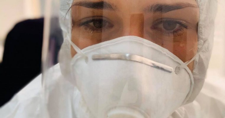 Mărturia unei asistente de la spitalul din Suceava: "Fiica mea spune rugăciuni pentru mine și pentru pacienții mei. În combinezoanele astea nu contează cine are diamante."