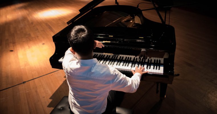 Care sunt beneficiile cognitive în urma studierii unui instrument muzical
