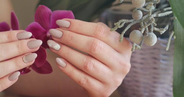 Manichiură pentru rochia bleumarin: 11 idei de culori în trend care merg de minune