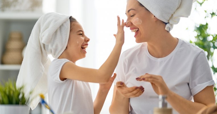 Îngrijirea tenului acasă - 8 produse pe care trebuie să le folosească mămicile