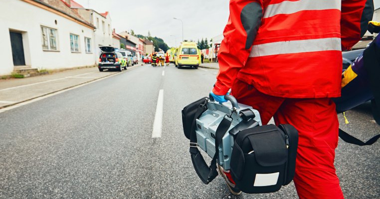 Un paramedic din Olt și-a lăsat acasă copilul nou-născut și urcă zilnic în ambulanță pentru a salva vieți