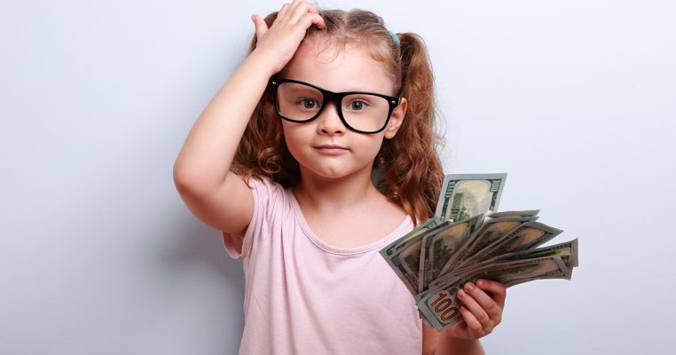 Cum vorbești cu cel mic despre bani? 3 metode prin care să începi educația financiară