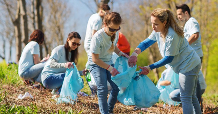 Voluntariat pentru mămici: 5 moduri în care poți da o mână de ajutor, chiar dacă ai copii
