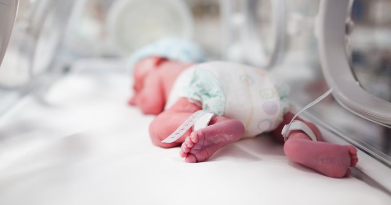 Fotografia unui luptător: un bebeluș de 6 luni testat pozitiv cu noul coronavirus