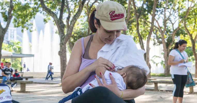 Poziția UNICEF cu privire la contactul apropiat dintre mamă și copil și alăptare în contextul COVID-19