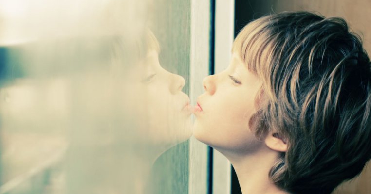 Momente grele pentru familiile copiilor cu autism în carantină. Ce sfaturi are psihologul