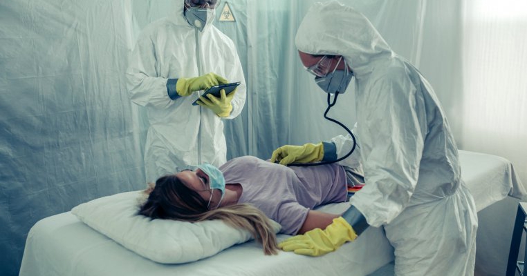 Românii diagnosticați cu COVID-19, puși să poarte brățară