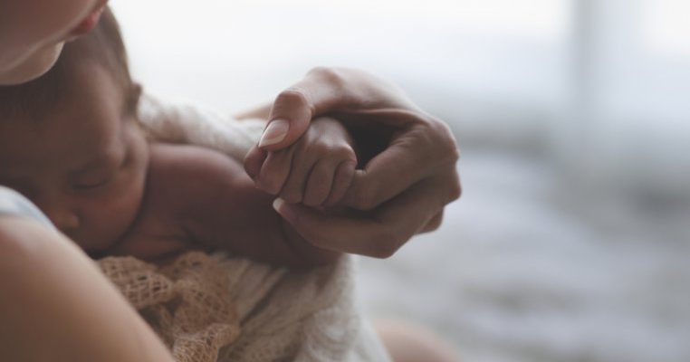 Moment emoționant: Această fetiță își îmbrățișează și sărută mama la naștere