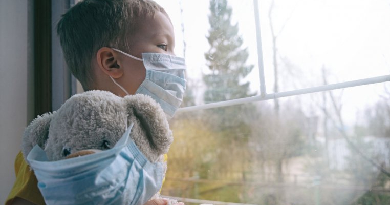Sfâșietor! Cum arată viața unei asistente medicale, care s-a mutat de acasă pentru a-și proteja familia: "Îmi văd copiii prin geam"