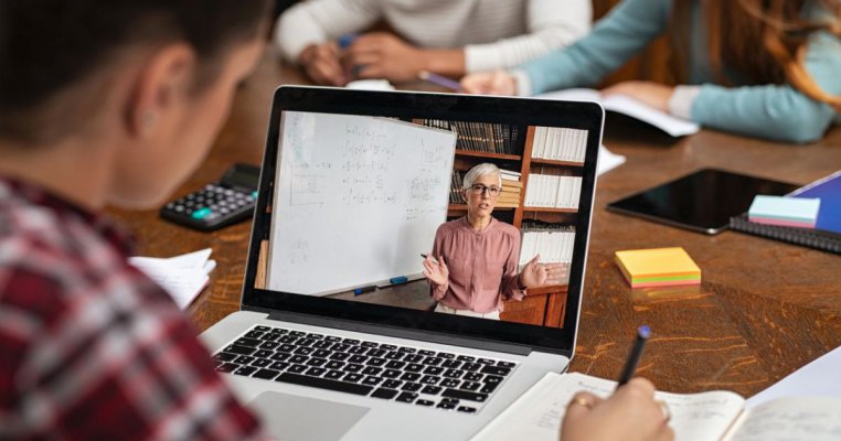 Instrucțiunile Ministerului Educației privind școala online: se face prezența și se pun note și calificative