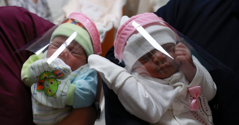 Un spital produce mini viziere pentru nou-născuți pentru a-i proteja de Covid-19
