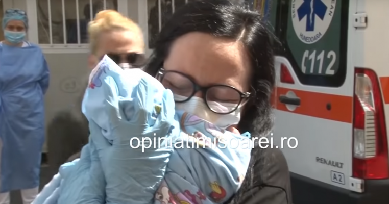 Primul bebeluș vindecat de coronavirus din România pleacă acasă în brațele mamei sale