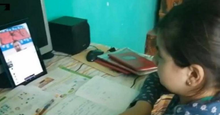 O elevă a rugat primarul comunei să îi cumpere un telefon pentru lecții:” lunar, când voi primi alocaţia vă voi aduce banii. Știu că aveți un suflet bun”