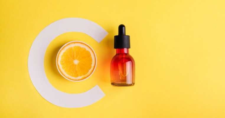 Vitamina C fiole, aur pentru tenul tău. Iată tot ce trebuie să știi despre acest produs și cum se folosește corect