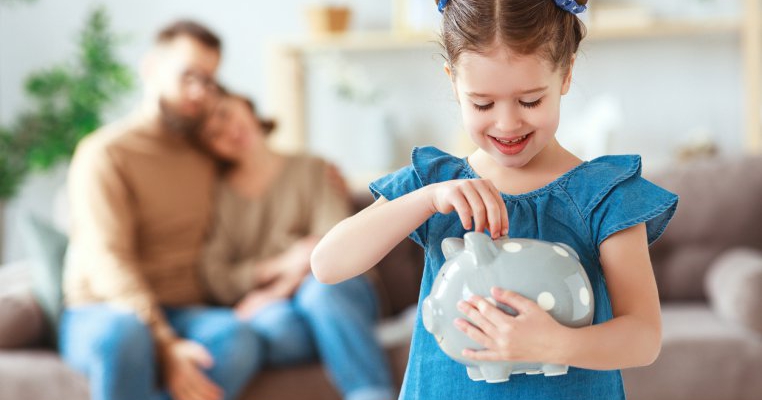 Ce înseamnă banii pentru copilul tău? Află când este timpul să începeți educația financiară