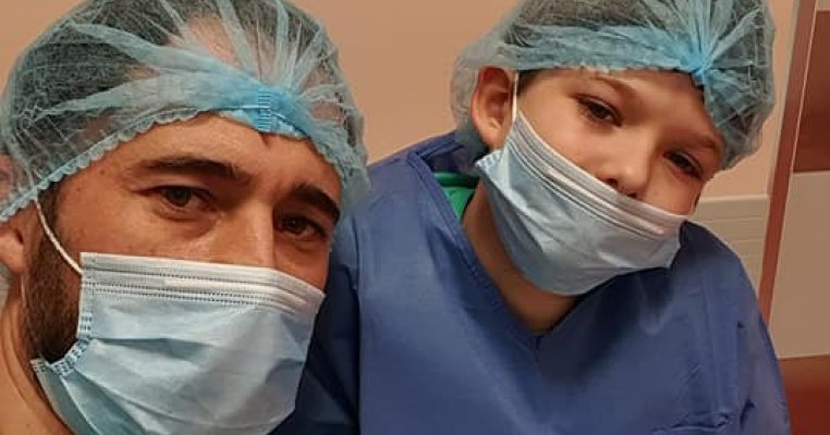 Dinu Maxer disperat, ajuns la spital cu fiul lui: ”A trebuit să îl internez. Avea febră mare”