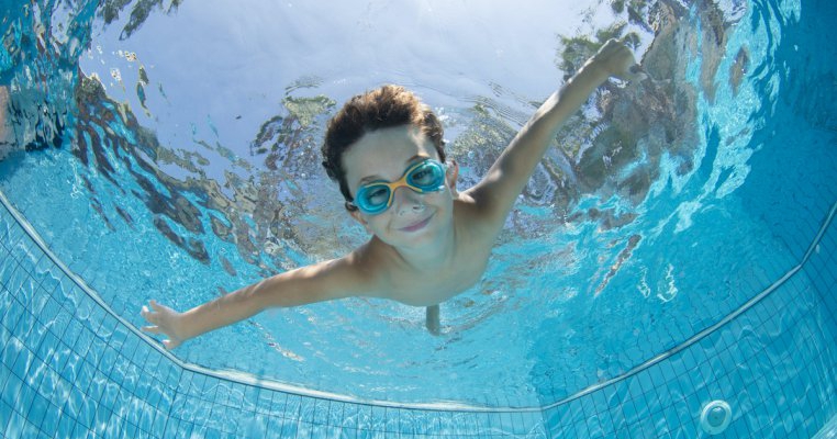 Se transmite coronavirusul când ne scăldăm în piscină sau în mare? Ce spun specialiștii!