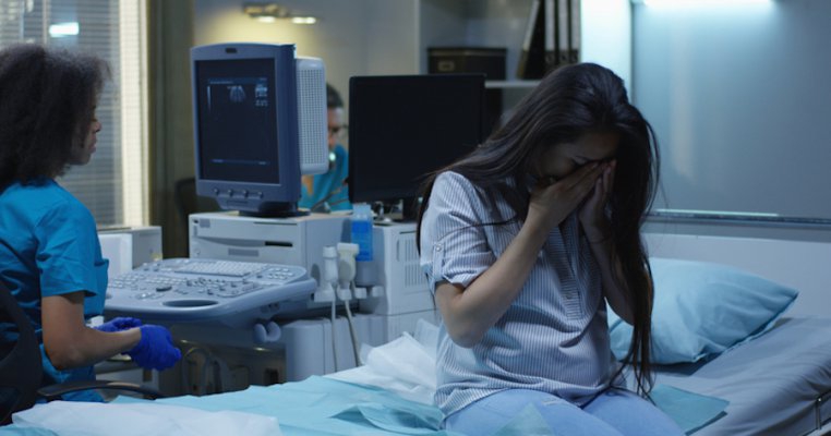 O gravidă din Vaslui a născut o fetiță moartă pentru că era suspectă de Covid-19 și a fost plimbată între spitale