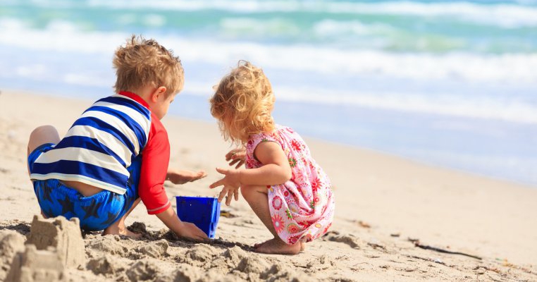 A venit vara! 5 jucării de plajă perfecte pentru vacanță