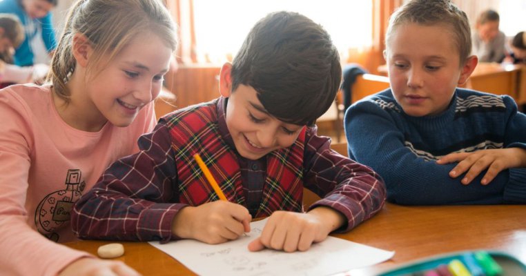 Alocațiile universale pentru copii joacă un rol critic în reducerea sărăciei, potrivit unui nou raport al ODI și UNICEF