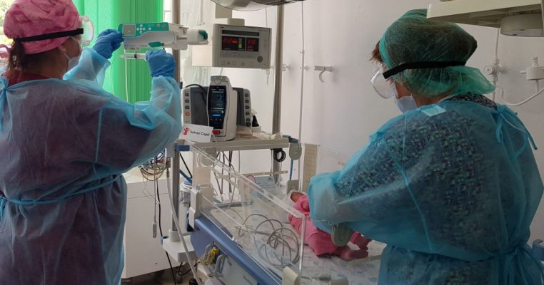 Salvați Copiii intensifică dotarea spitalelor: aparatură medicală performantă ajunge la Petroșani și Făgăraș