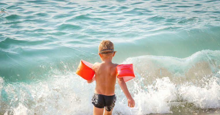 Atenție în vacanță la mare! Șocul de apă rece îți poate ucide copilul