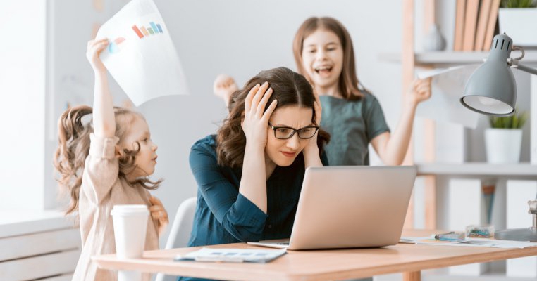 Un copil își întrerupe mama de 19 de ori în timpul unei ședințe online de o oră