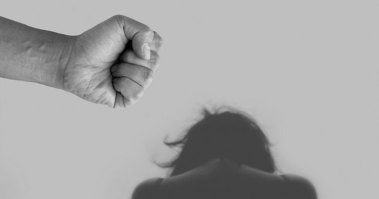 România, țara abuzurilor: mama a 6 copii bătută cu biciul de soțul ei. Reacția vecinilor? ”Așa e într-o familie, te mai cerți, te mai bați”
