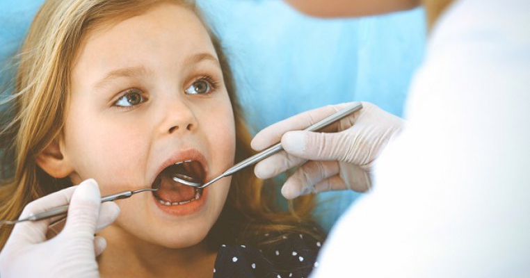 Specialiștii avertizează: Deficitul de vitamina D la copii poate provoca probleme dentare!