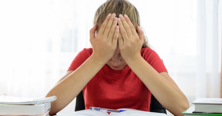 Aproape jumătate din elevii ce învaţă în mediul rural nu au reuşit să ia nota 5 la examenul de matematică de la Evaluarea Națională