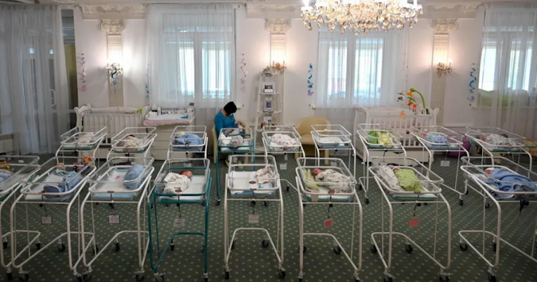 Drama industriei de ”fabricat bebeluși” din Ucraina: femei care nasc pe bani și copilași captivi într-un hotel cu sârmă ghimpată