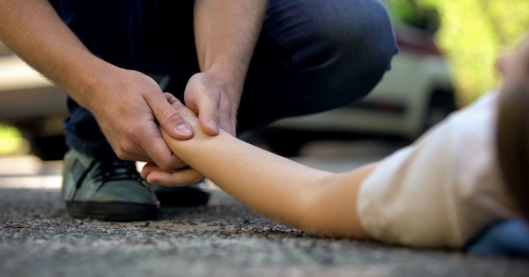 O fetiță de 7 ani acccidentată de un medic: „Avea peste 70, lejer, a luat-o cu oglinda şi a târât-o vreun metru şi ceva, a aruncat-o jos”