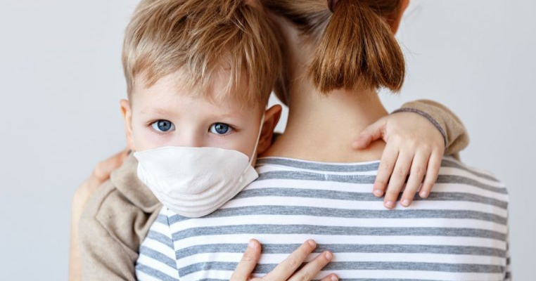 Studiu: 8 din 10 copii se îmbolnăvesc de coronavirus din cauza părinților
