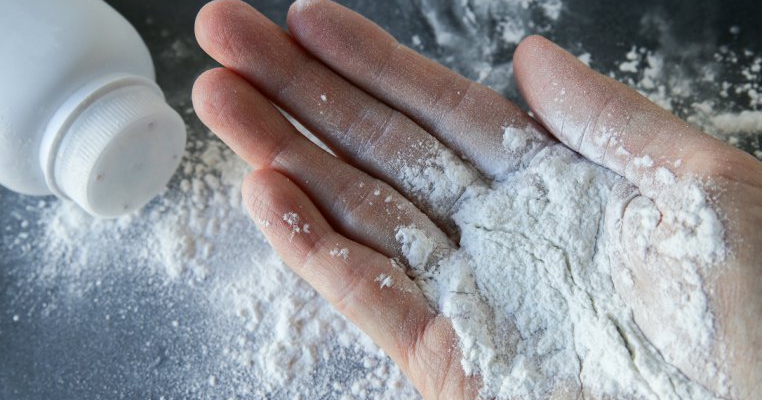 O femeie cu cancer primește despăgubiri de 2,1 miliarde de dolari, după un proces împotriva unui producător de pudră de talc pentru bebeluși