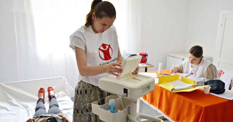 România are aproape un sfert din mamele minore din Uniunea Europeană. Sub 2% din acestea beneficiază de servicii publice de asistență socială (Cercetare Salvați Copiii)