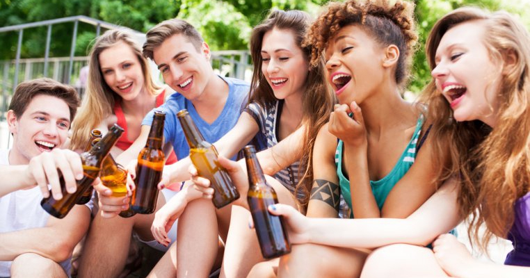 Ce fac adolescenții de azi ca să cumpere alcool: inventivitatea la rang de artă