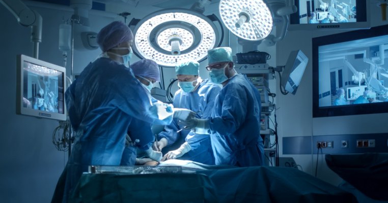 Premiera emoționantă în România: părinții unui bebeluș în moarte cerebrală i-au donat organele. Au salvat viața unui alt copil