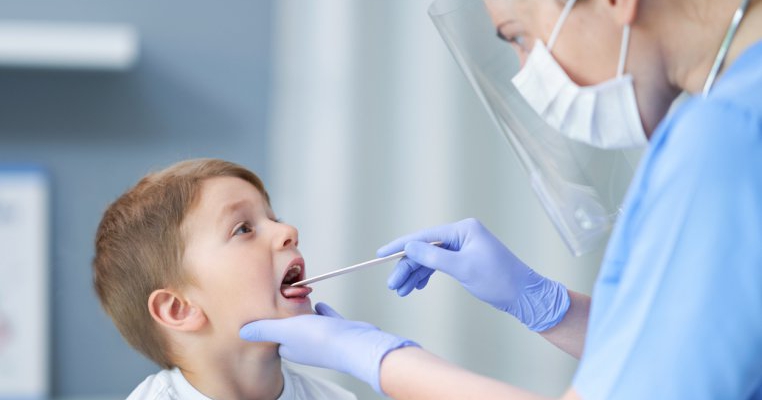 Antibiotice prescrise la copii, pentru gât! Cum îți pot afecta micuțul
