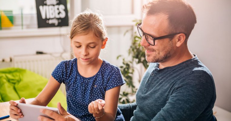 Copilul devine un bully din vina tatălui: un studiu surprinde parentingul modern