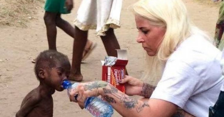 Îți amintești de băiețelul subnutrit din Nigeria salvat de o asistentă socială? Uite cum arată și ce face acum