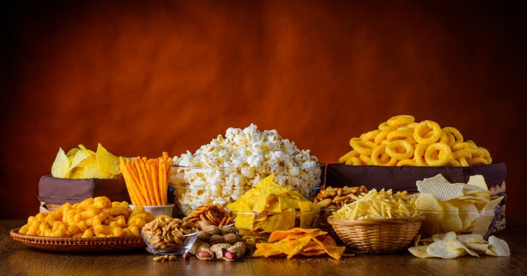 Lege nouă în România: dispar de pe rafturi popcornul, margarina, chipsurile și supele la plic