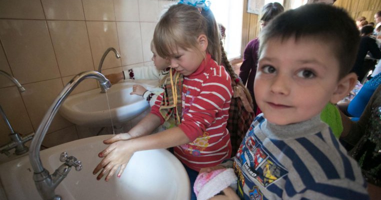 UNICEF și OMS:1 din 4 școli din România nu deținea dotările minime necesare spălării mâinilor înaintea declanșării pandemiei de COVID-19