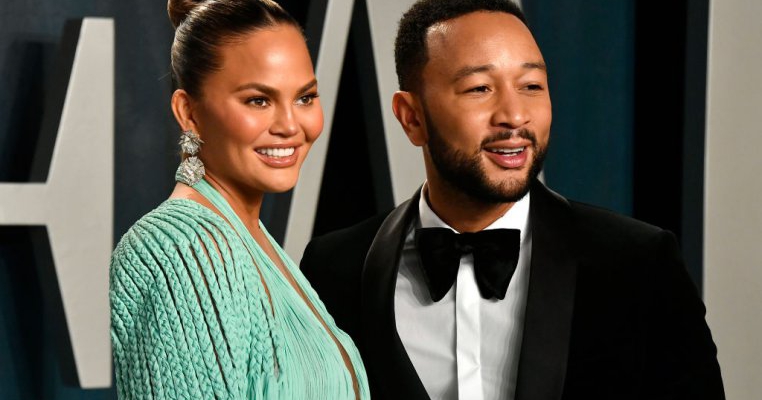 Chrissy Teigen este iar însărcinată! John Legend abia așteaptă să vină cel de-al treilea copil