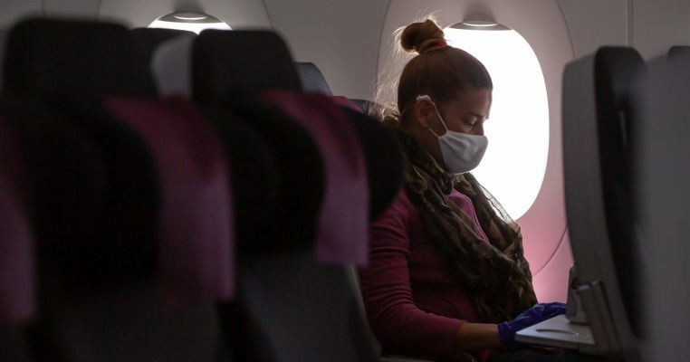 Fetița ei de 2 ani nu voia să poarte mască. Așa că o mama și cei 6 copiii ai ei au fost dați afară din avion