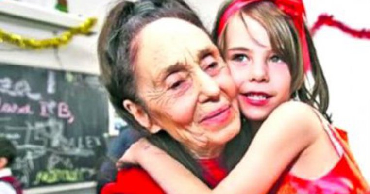 Eliza, fata Adrianei Iliescu, cea mai bătrână mamă din lume, are deja 15 ani. Cum se înțelege cu mama ei